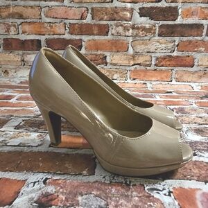 Clark's Narine Rowe Open Toe Taupe Pattent Leather Pump Size 6 Wide